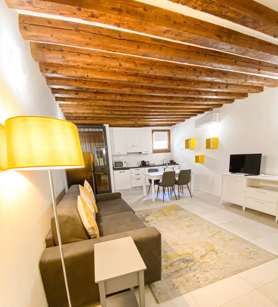 TV and multimedia, Seating area, Dining area