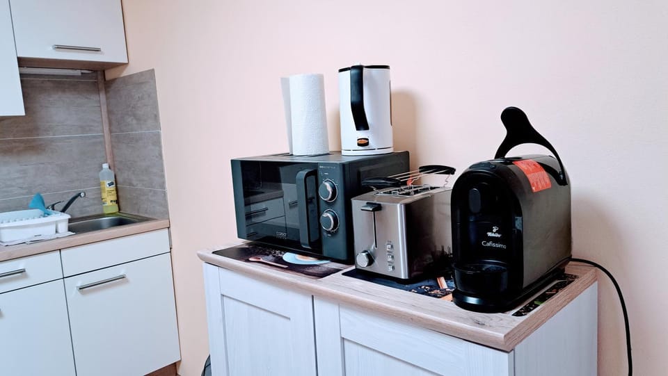 Staff, Coffee/tea facilities, Kitchen or kitchenette, minibar, toaster