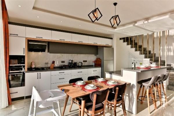 Kitchen or kitchenette, Lounge or bar, Dining area, dishwasher, minibar, oven, stove
