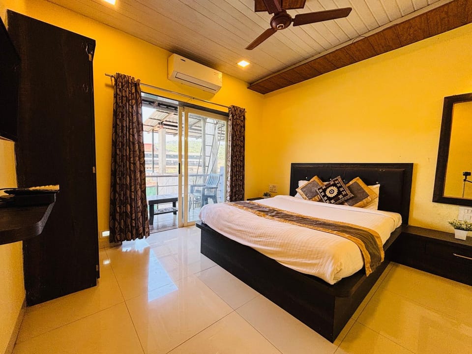 Bed, TV and multimedia, air conditioner