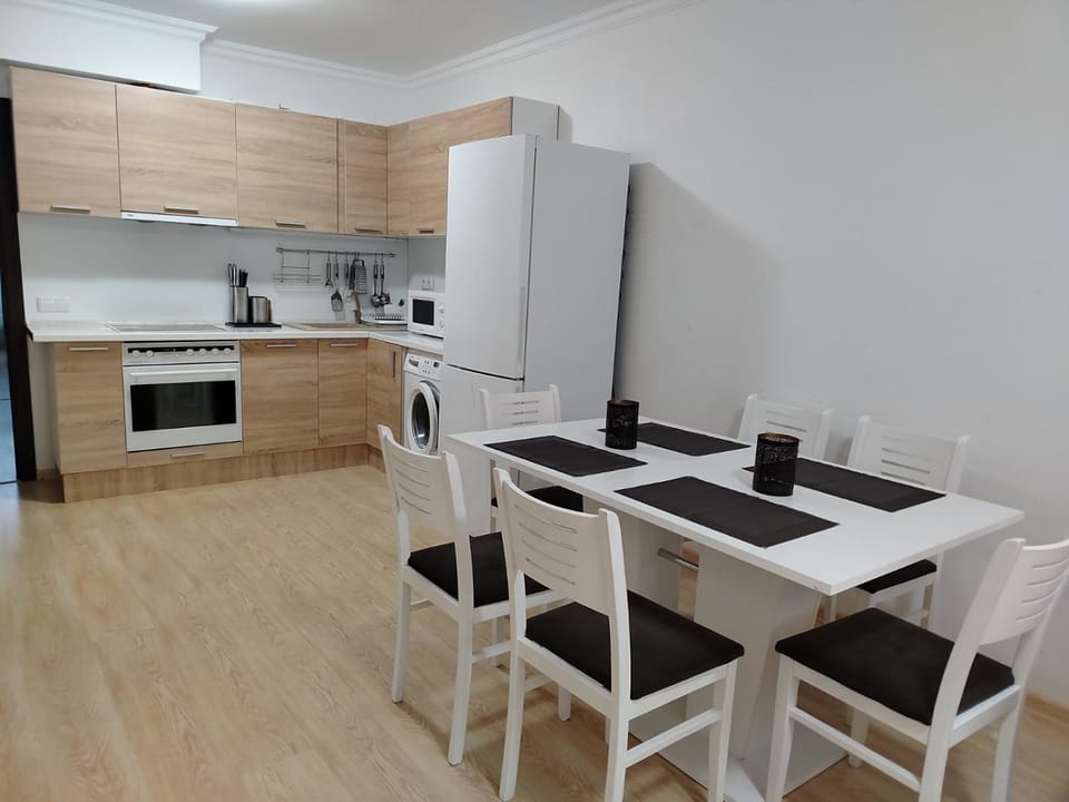 Kitchen or kitchenette, Dining area, oven, stove