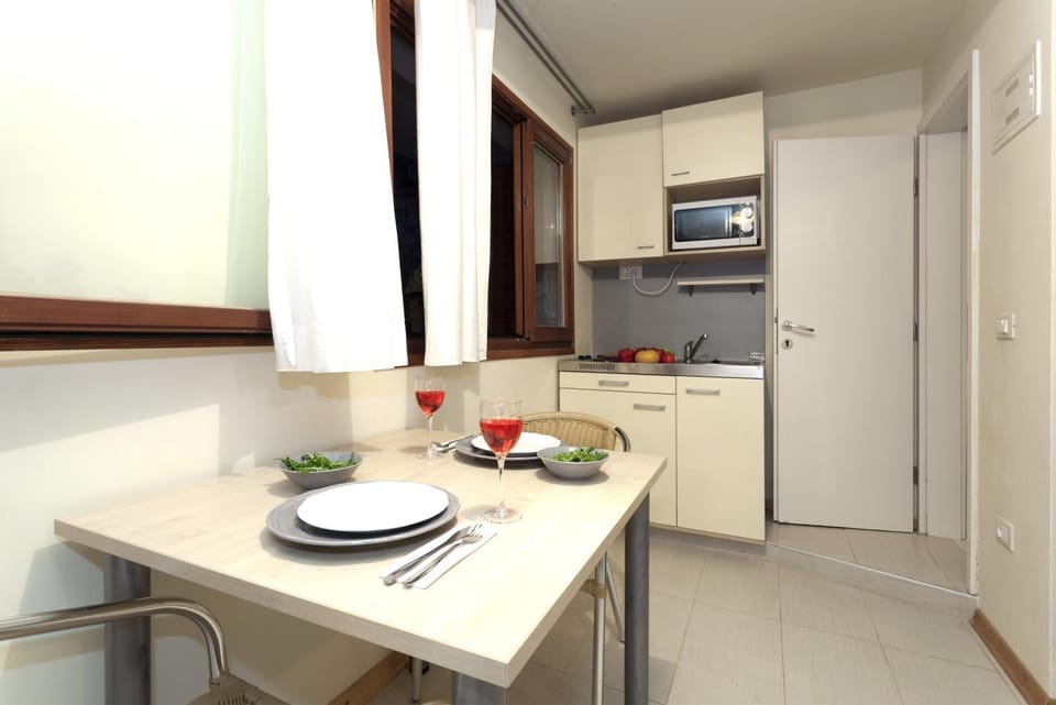 Kitchen or kitchenette, Dining area