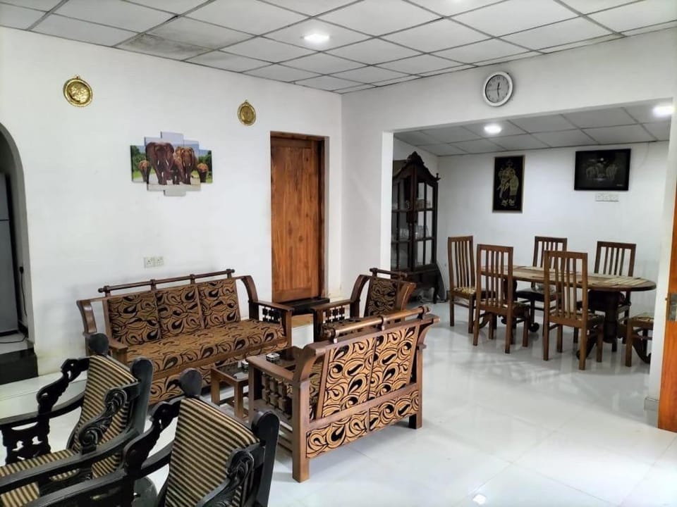 Restaurant/places to eat, Living room, Seating area