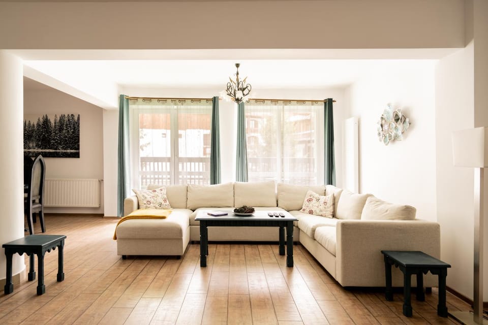 Balcony/Terrace, Living room, Mountain view