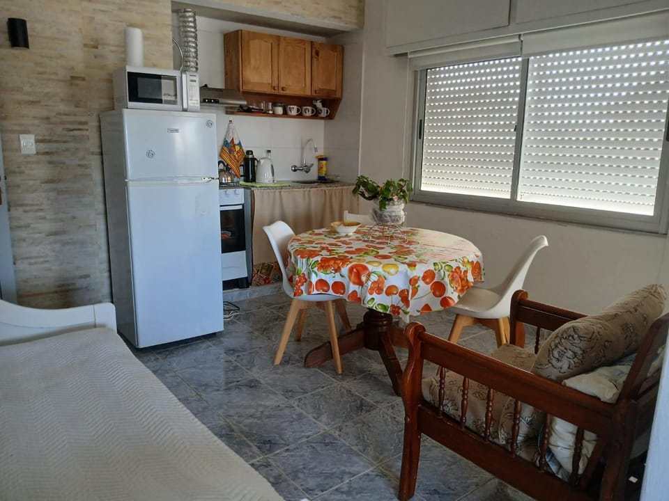 Kitchen or kitchenette, Living room, Seating area, Dining area, oven