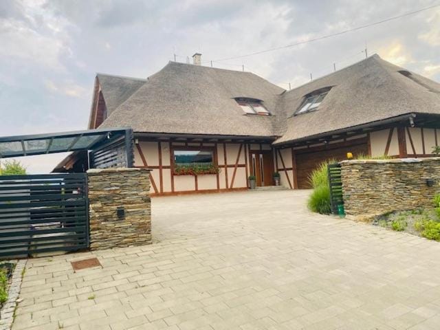 Chata pod strzechą w Beskidach Villa in Lesser Poland Voivodeship