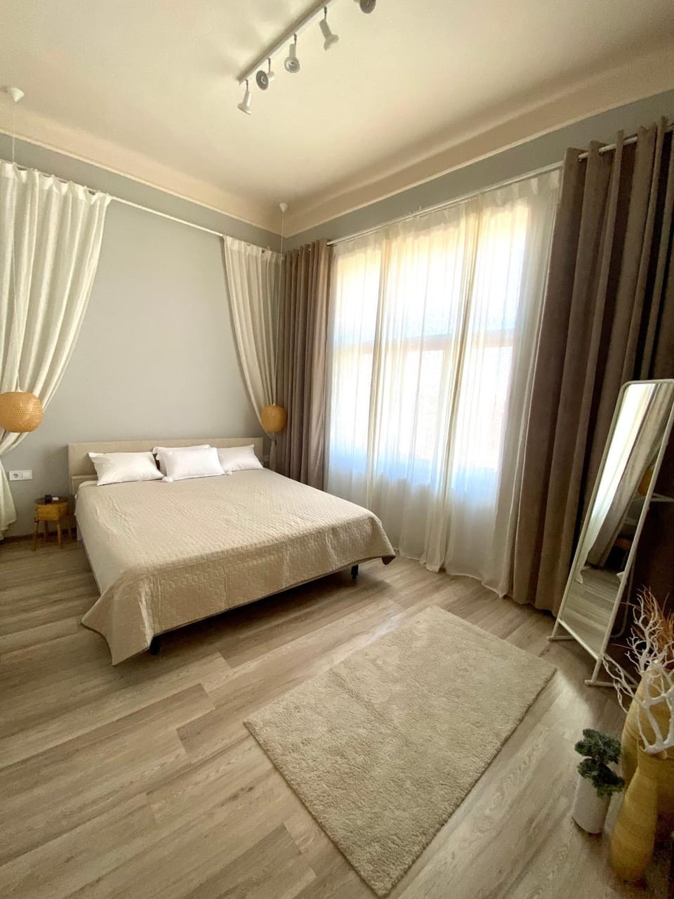 Bed, TV and multimedia, Photo of the whole room, Bedroom