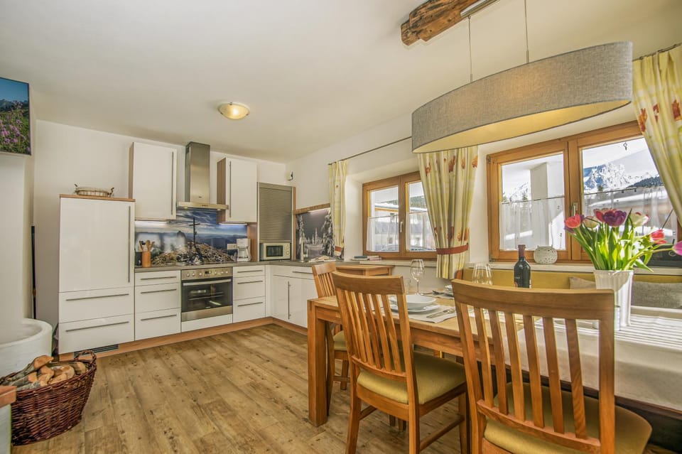 Living room, Dining area, kitchen