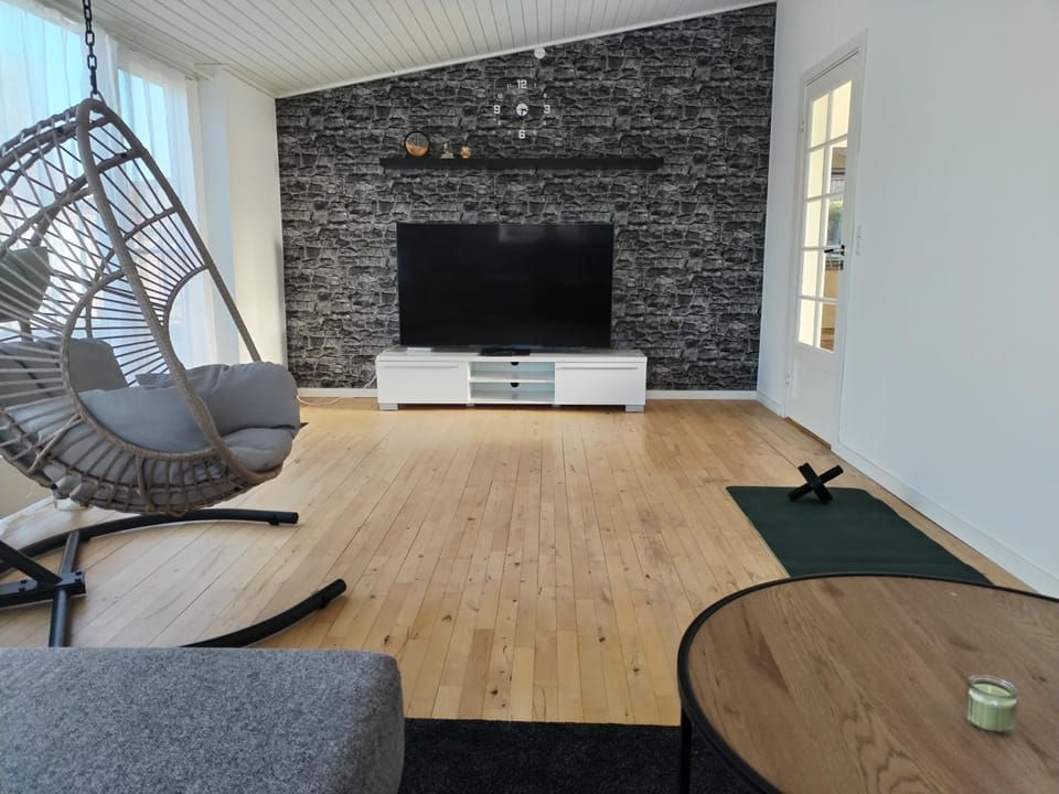 TV and multimedia, Living room, Seating area, Evening entertainment