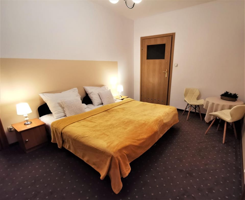 Bed, Photo of the whole room, Seating area, Bedroom