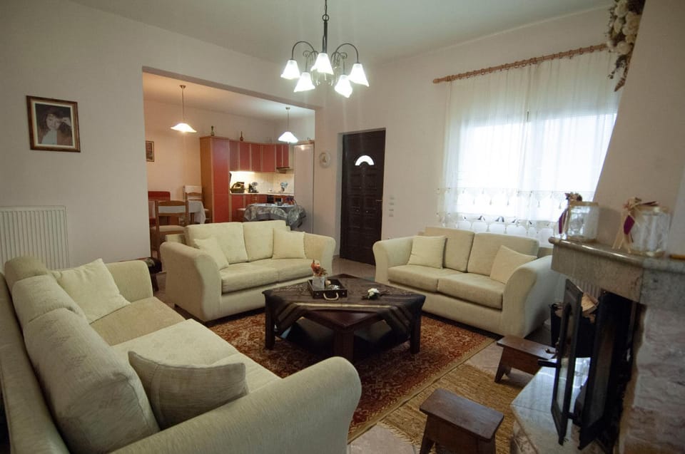 Seating area, Dining area, kitchen
