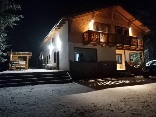 Four Season Komando House in Romania