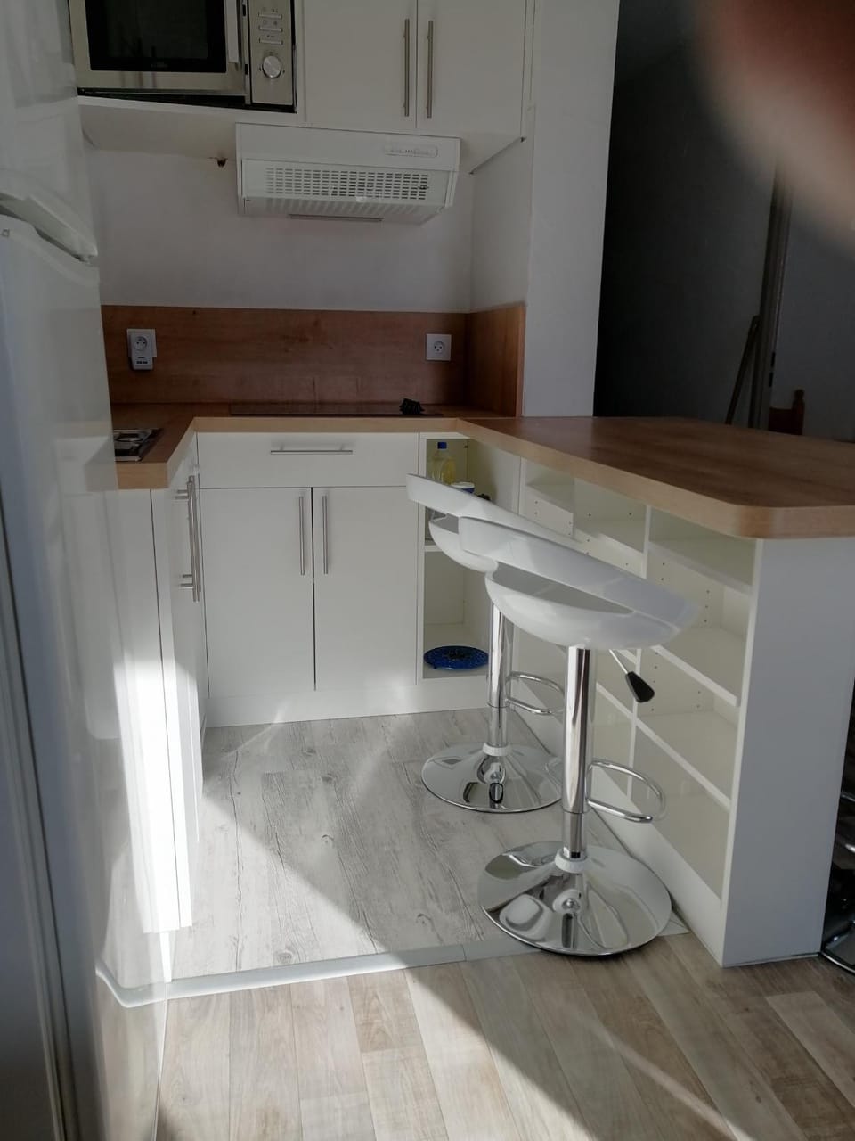 Dining area, stove, kitchen
