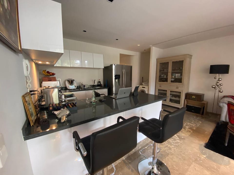 Kitchen or kitchenette, oven