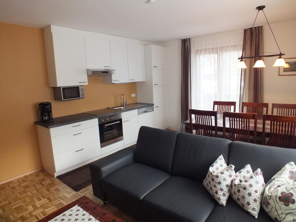 Kitchen or kitchenette, Seating area, Dining area