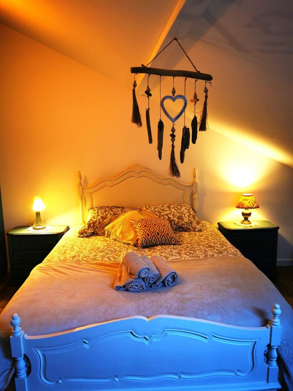 Bed, Photo of the whole room, Bedroom, towels