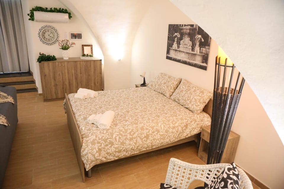 Bed, Photo of the whole room, air conditioner