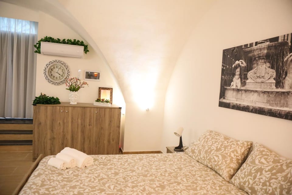 Bed, Photo of the whole room, air conditioner