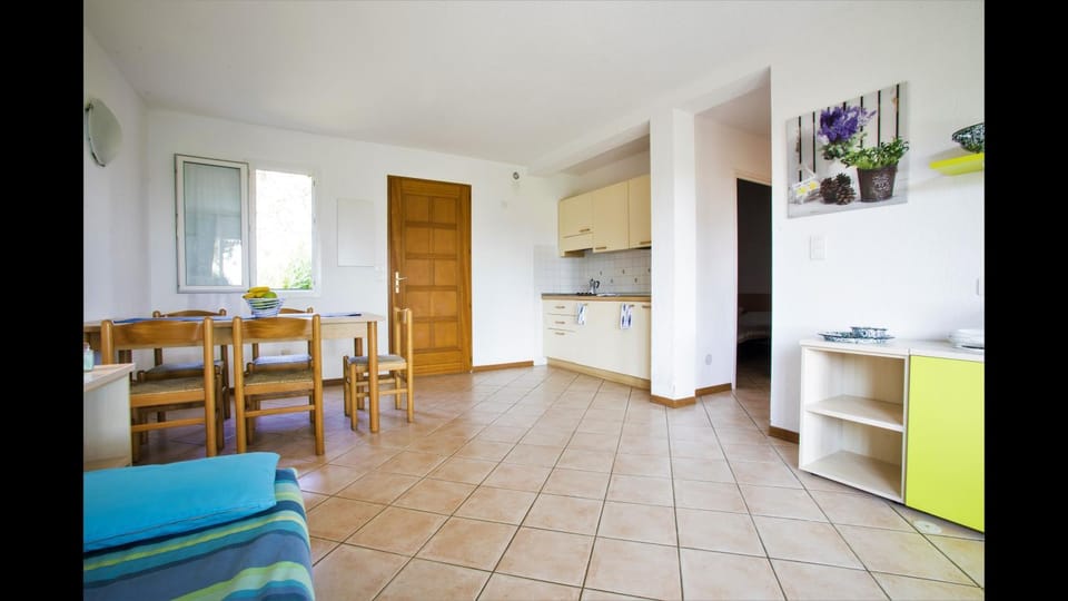 Restaurant/places to eat, Communal lounge/ TV room, Seating area, Dining area, kitchen