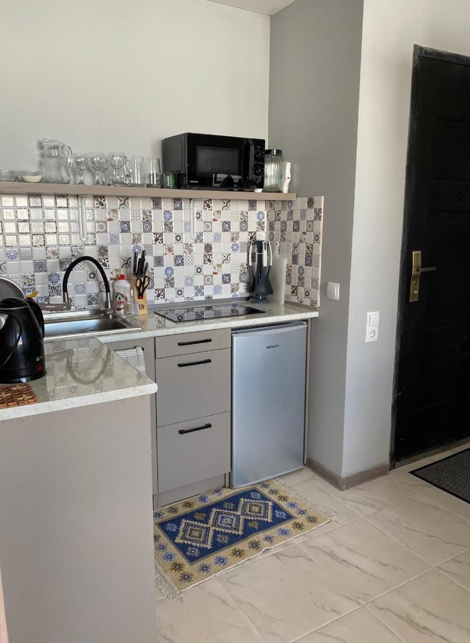 Kitchen or kitchenette, minibar, stove