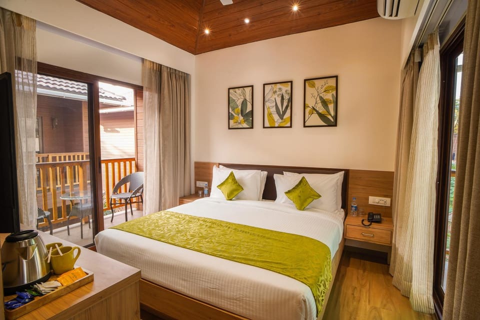 Bed, Photo of the whole room, Seating area, Bedroom