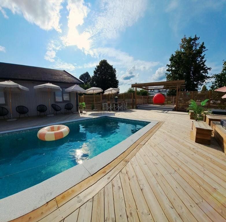 Swimming pool