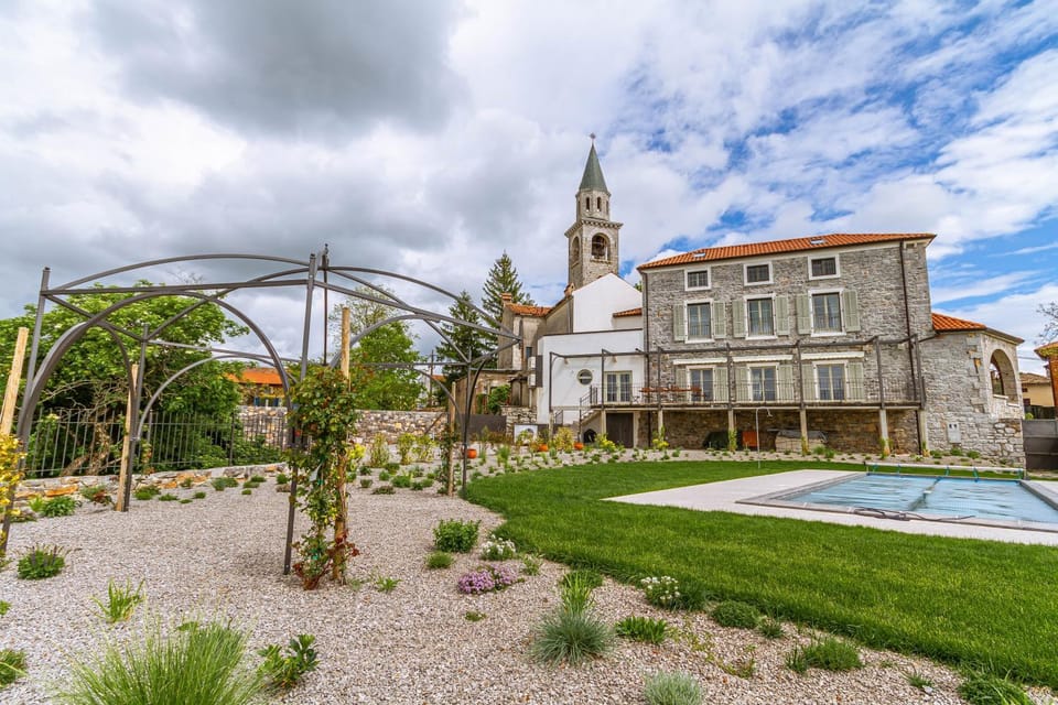 Property building, Garden, Swimming pool