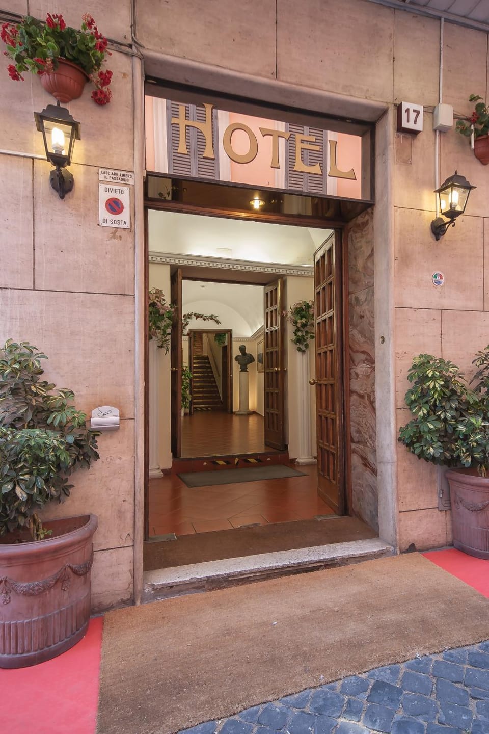 Facade/entrance