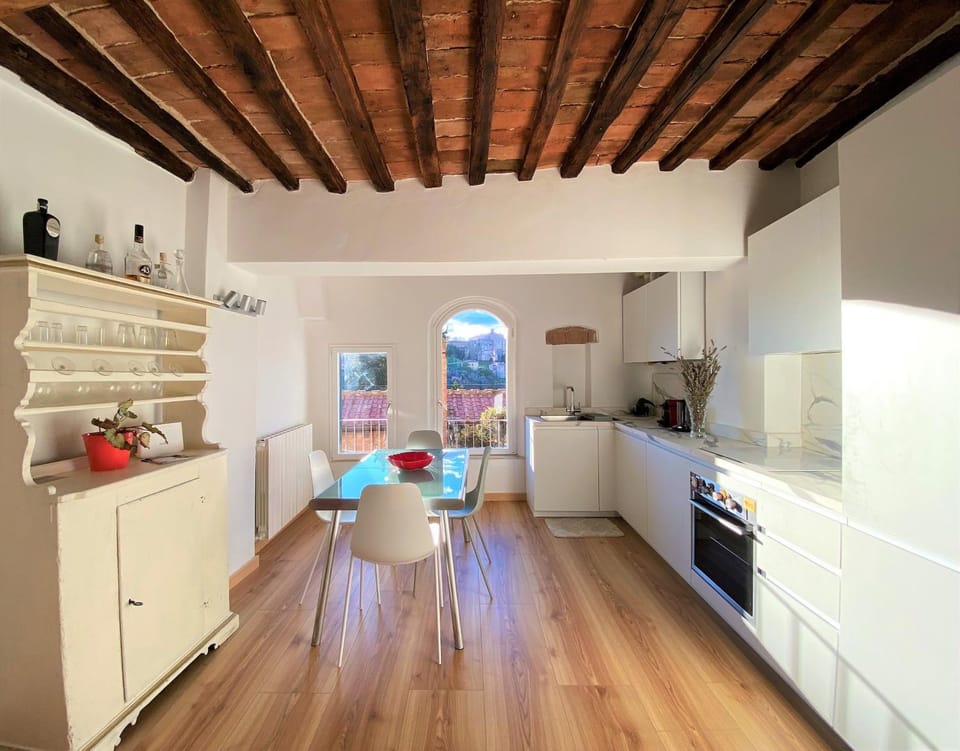 Kitchen or kitchenette, Living room, Seating area, Dining area, oven, stove