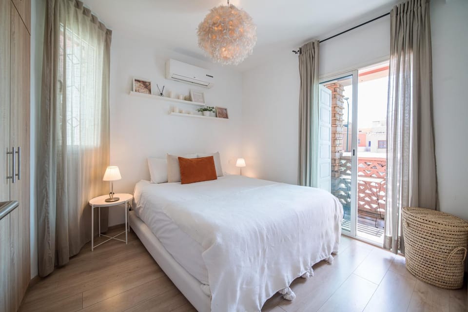Bed, Photo of the whole room, Bedroom, air conditioner