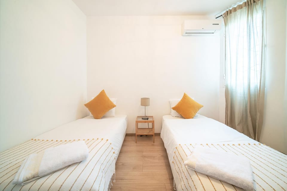 Bed, Photo of the whole room, Bedroom, air conditioner
