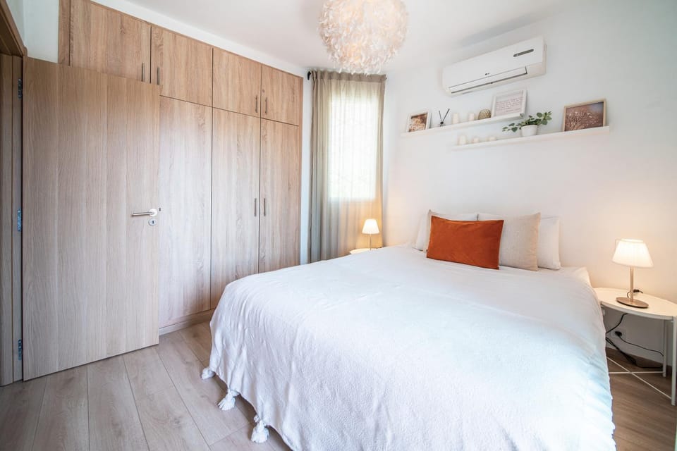 Bed, Photo of the whole room, Bedroom, air conditioner
