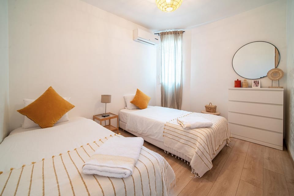 Bed, Photo of the whole room, Bedroom, air conditioner
