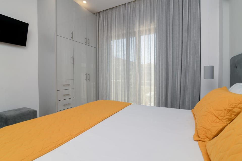 Bed, TV and multimedia, Bedroom, wardrobe
