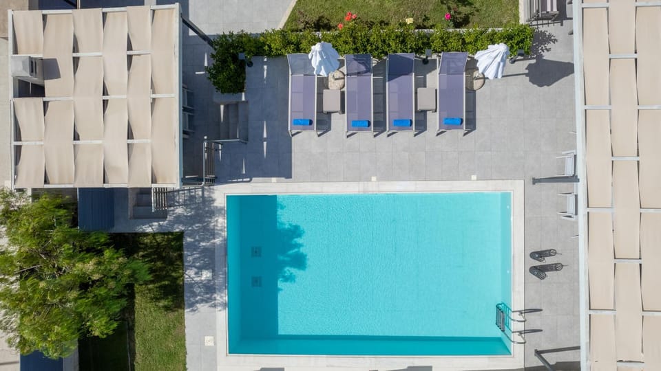 Property building, Bird's eye view, Pool view, Swimming pool
