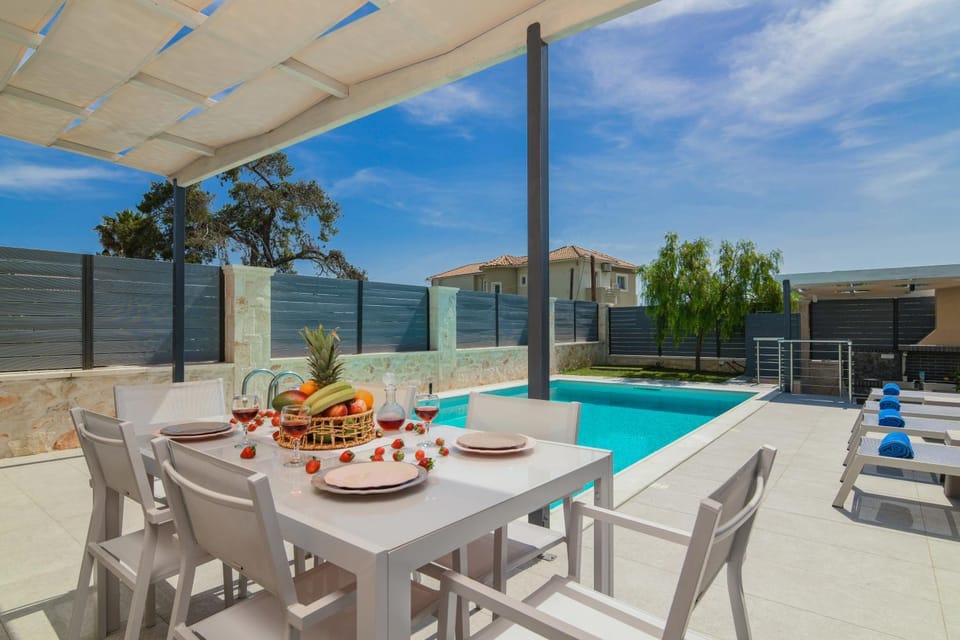 Dining area, Pool view, Swimming pool