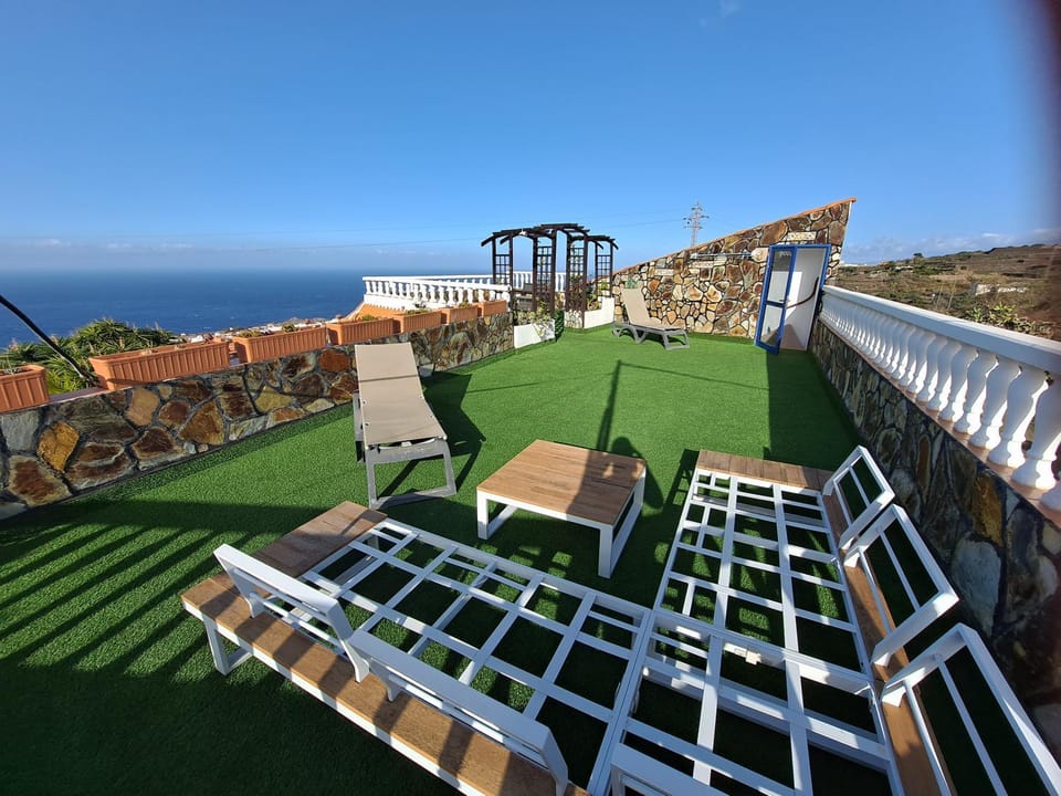 Tenerife apartment 100m2 CASA DE DON QUIJOTE with a terrace of 100m2 with a view of the ocean and Teide volcano and a garden of 600m2 Apartment in Canary Islands