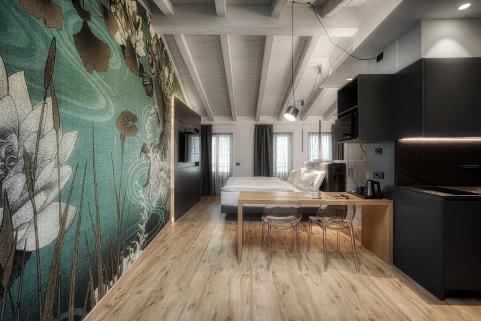 Kitchen or kitchenette, Seating area, Dining area, Bedroom