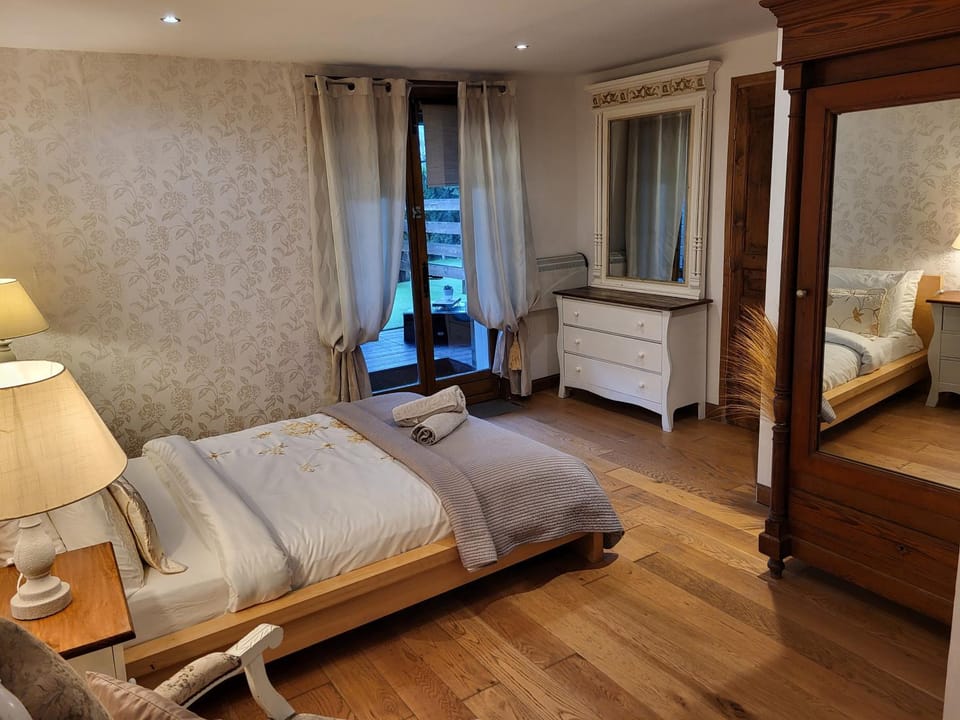 5 Bed House - Sleeps 10 - Pets - Pool - HotTub House in Normandy