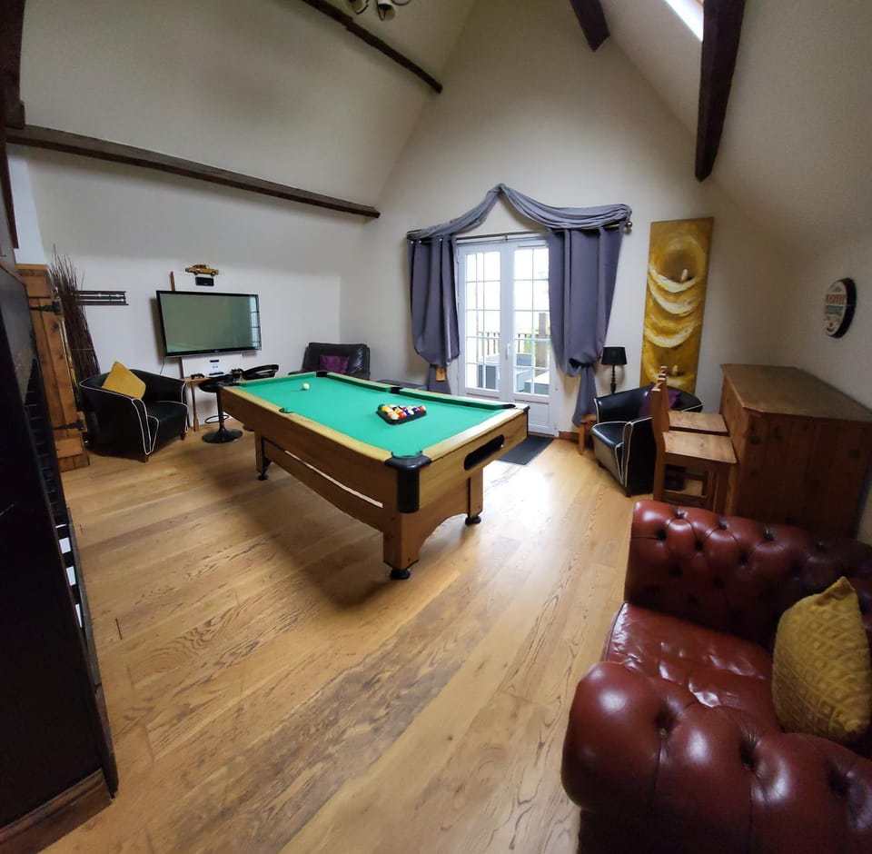 5 Bed House - Sleeps 10 - Pets - Pool - HotTub House in Normandy