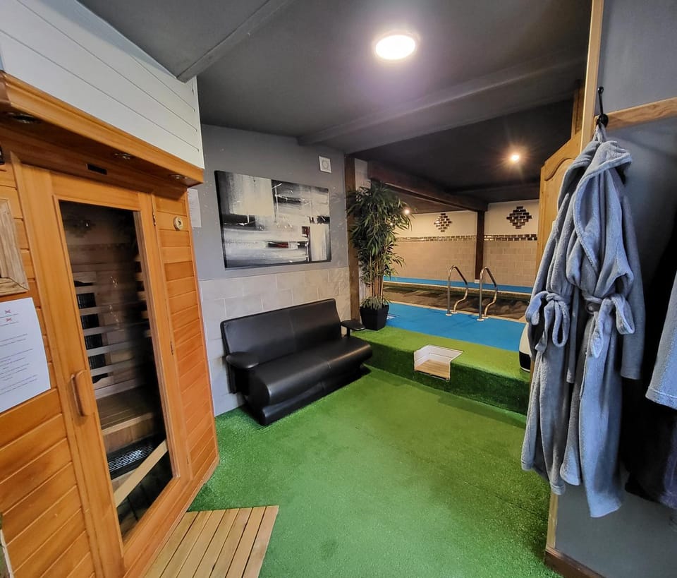 5 Bed House - Sleeps 10 - Pets - Pool - HotTub House in Normandy