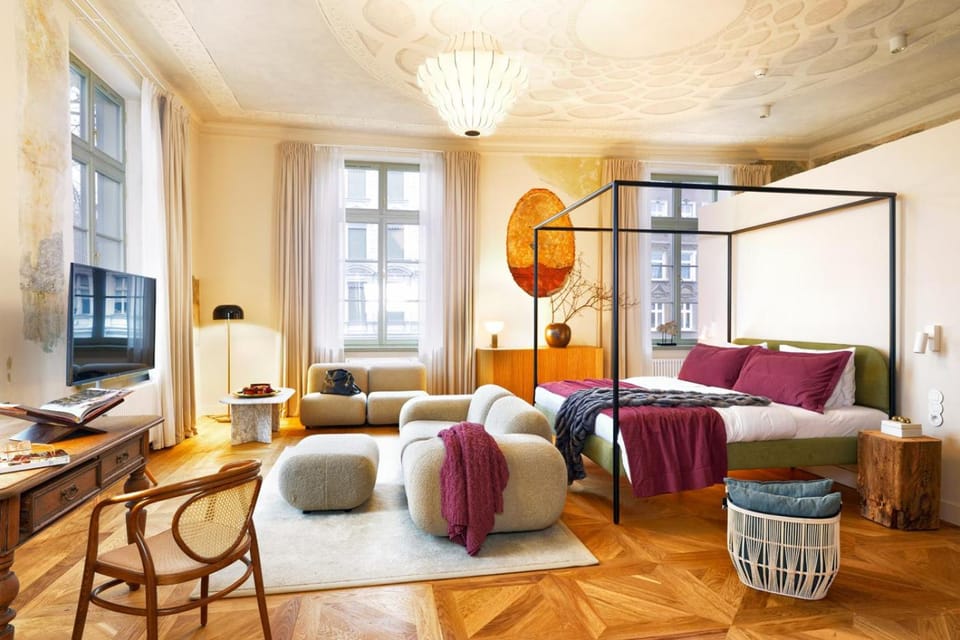 Bed, TV and multimedia, Coffee/tea facilities, Living room, Photo of the whole room, Decorative detail, Seating area, furniture, heating, internet, towels, air conditioner