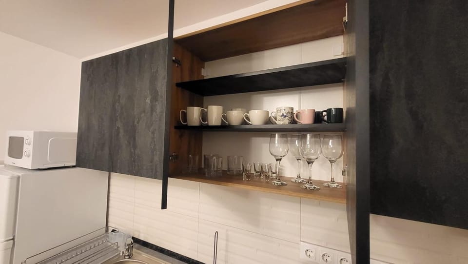 Kitchen or kitchenette, minibar