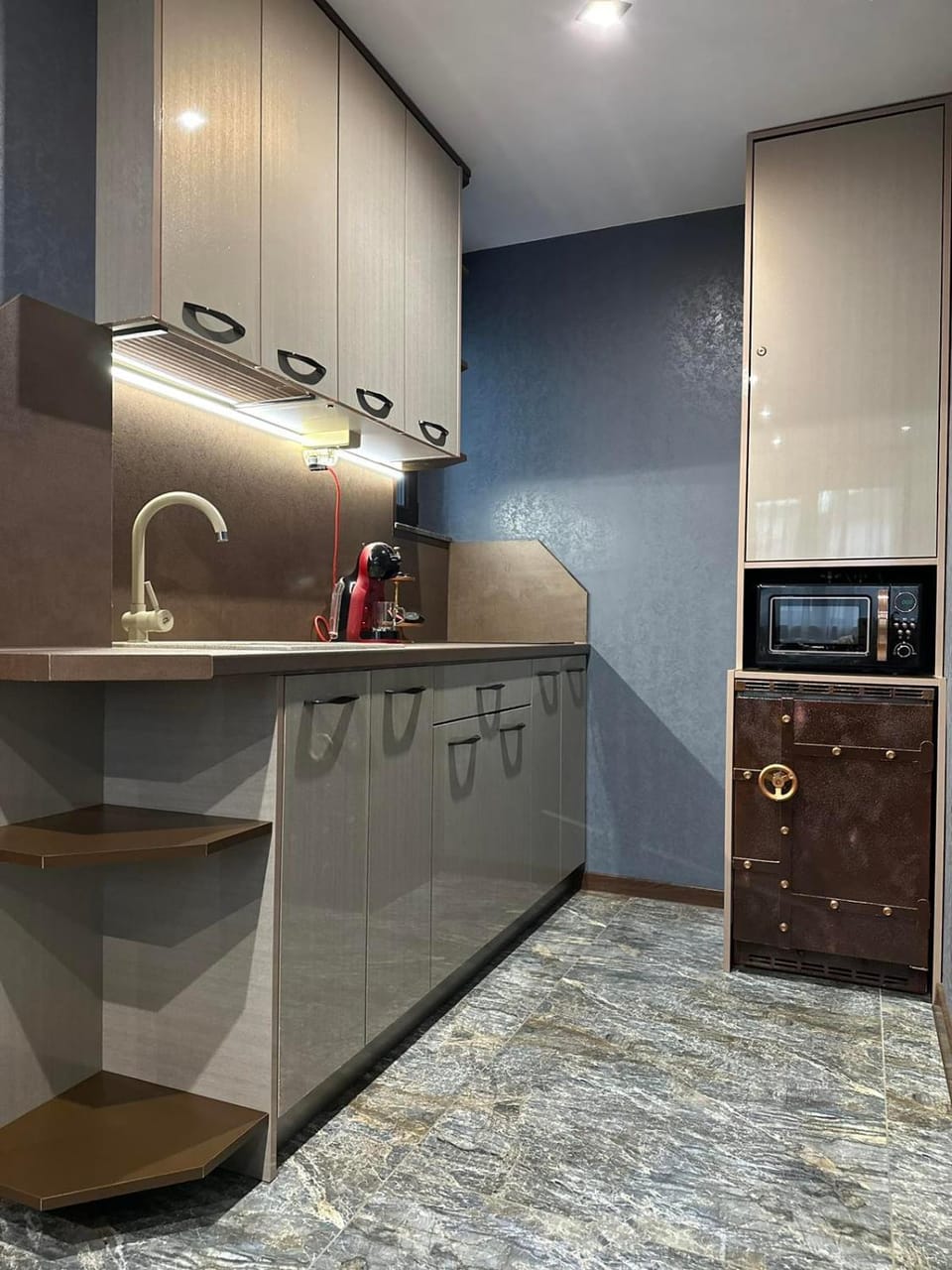 Kitchen or kitchenette, minibar, kitchen