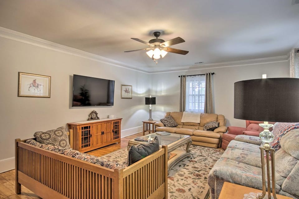 2 Mi to Lake Hartwell: Charming Southern Cottage House in Lake Hartwell