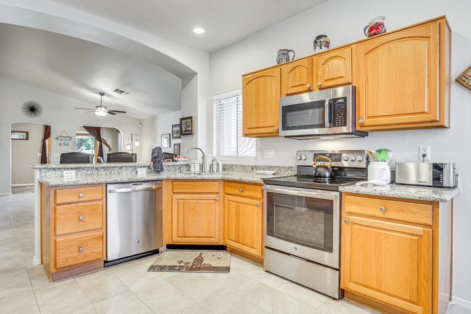 Patio + Fire Pit: Peoria Getaway Near Golfing! House in Glendale