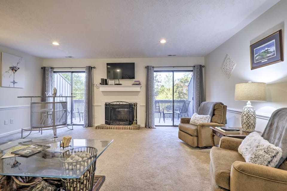 Modern Townhome w/ Deck & Golf Course Views! House in Pinehurst
