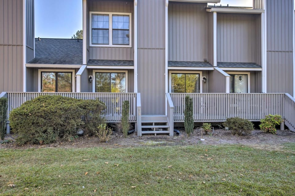 Modern Townhome w/ Deck & Golf Course Views! House in Pinehurst