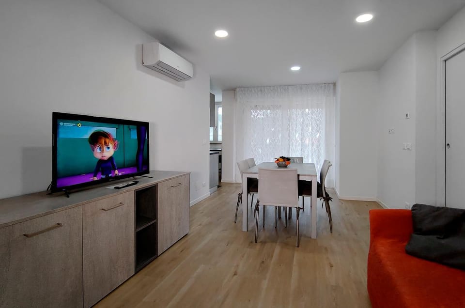 TV and multimedia, Living room, Dining area, air conditioner