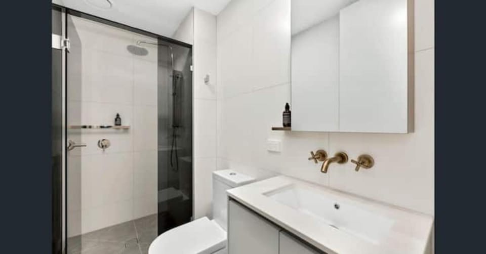 New Spacious 2 Bedroom With Gorgeous City Views Apartment in Melbourne
